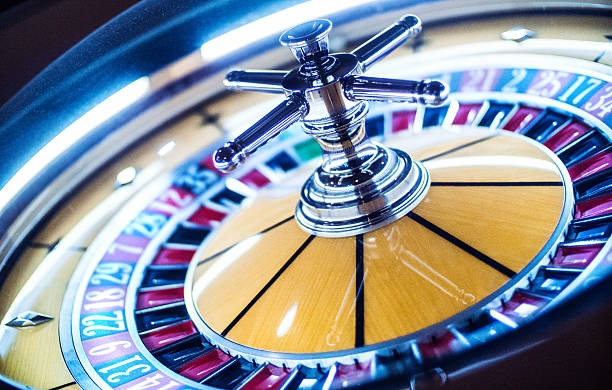 Roulette betting layout with inside and outside bet zones